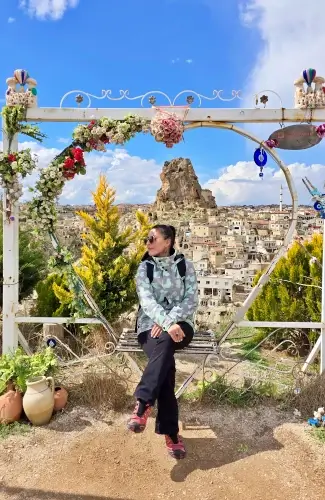 Ortahisar Kapadokya manzarasında oturan rehber Kezban kale ve şehir görünümü